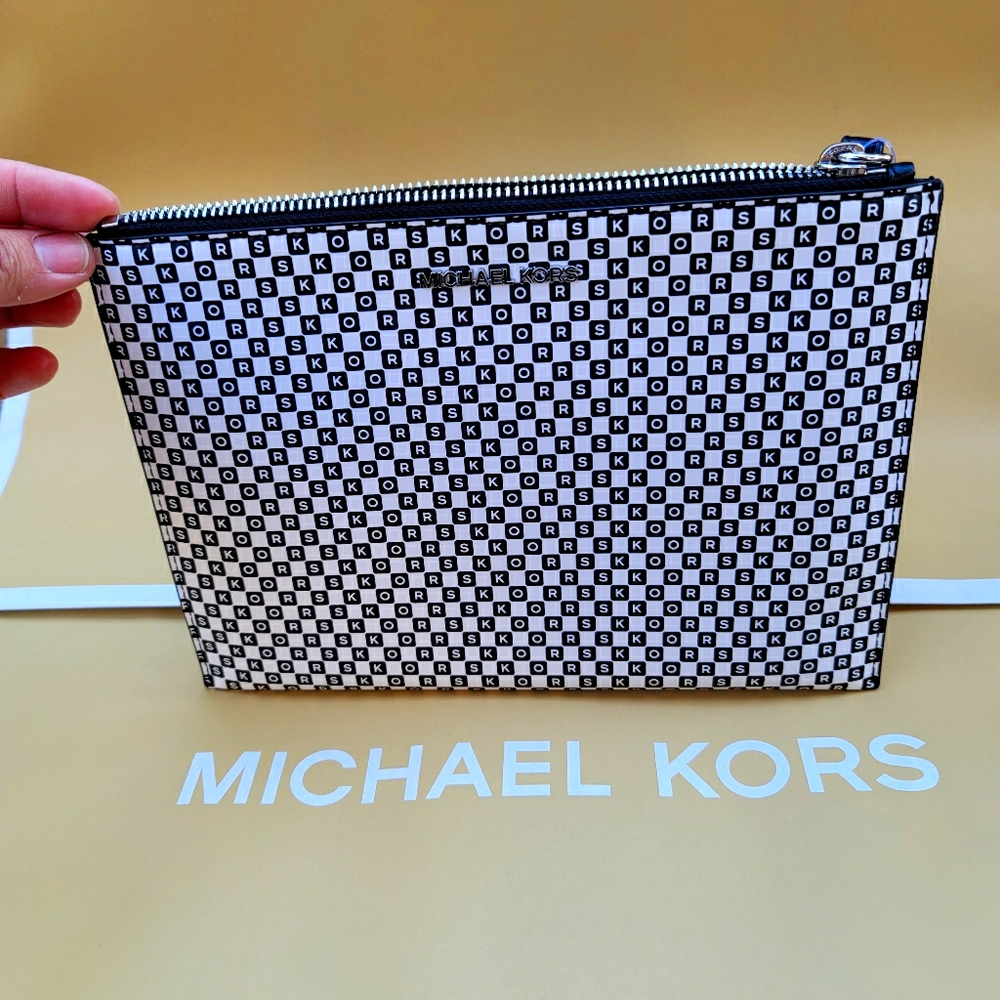 🆕 Michael Kors JetSet Clutch NYC  (clutch only)